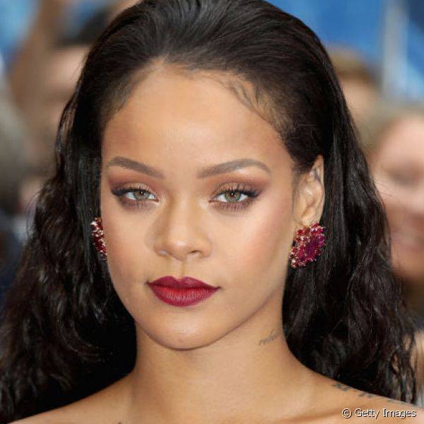 O batom vermelho bem escuro, queridinho de Rihanna, tamb?m ? uma boa op??o para a maquiagem de outono (Foto: Getty Images)